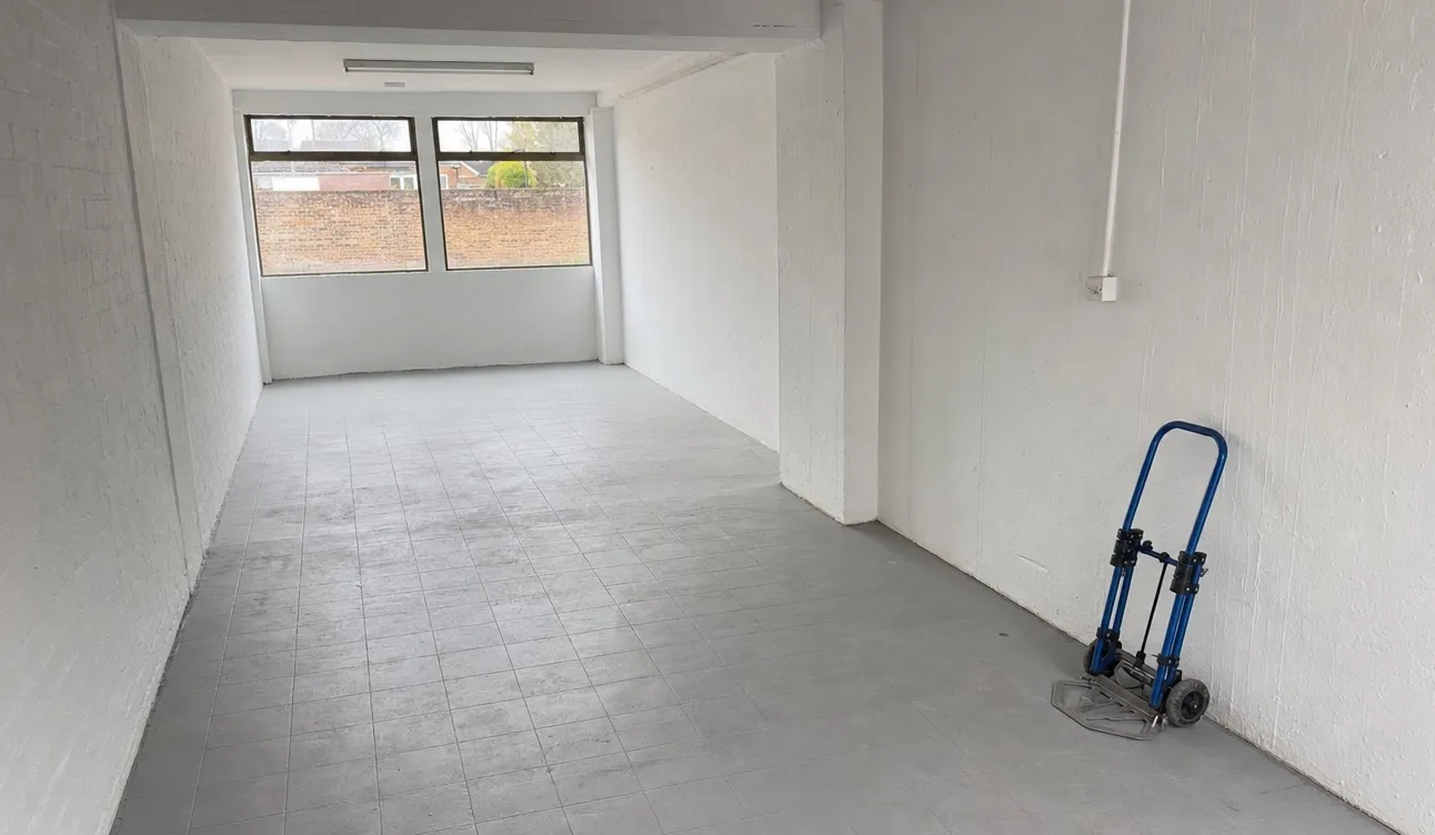 Geräumte Werkstatt mit leeren Regalen