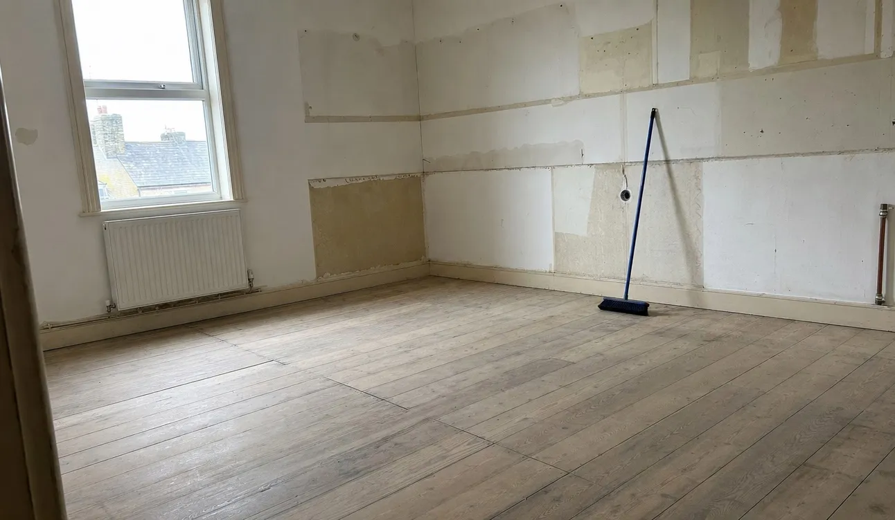 Geräumtes Wochenendhaus, besenrein zur Übergabe