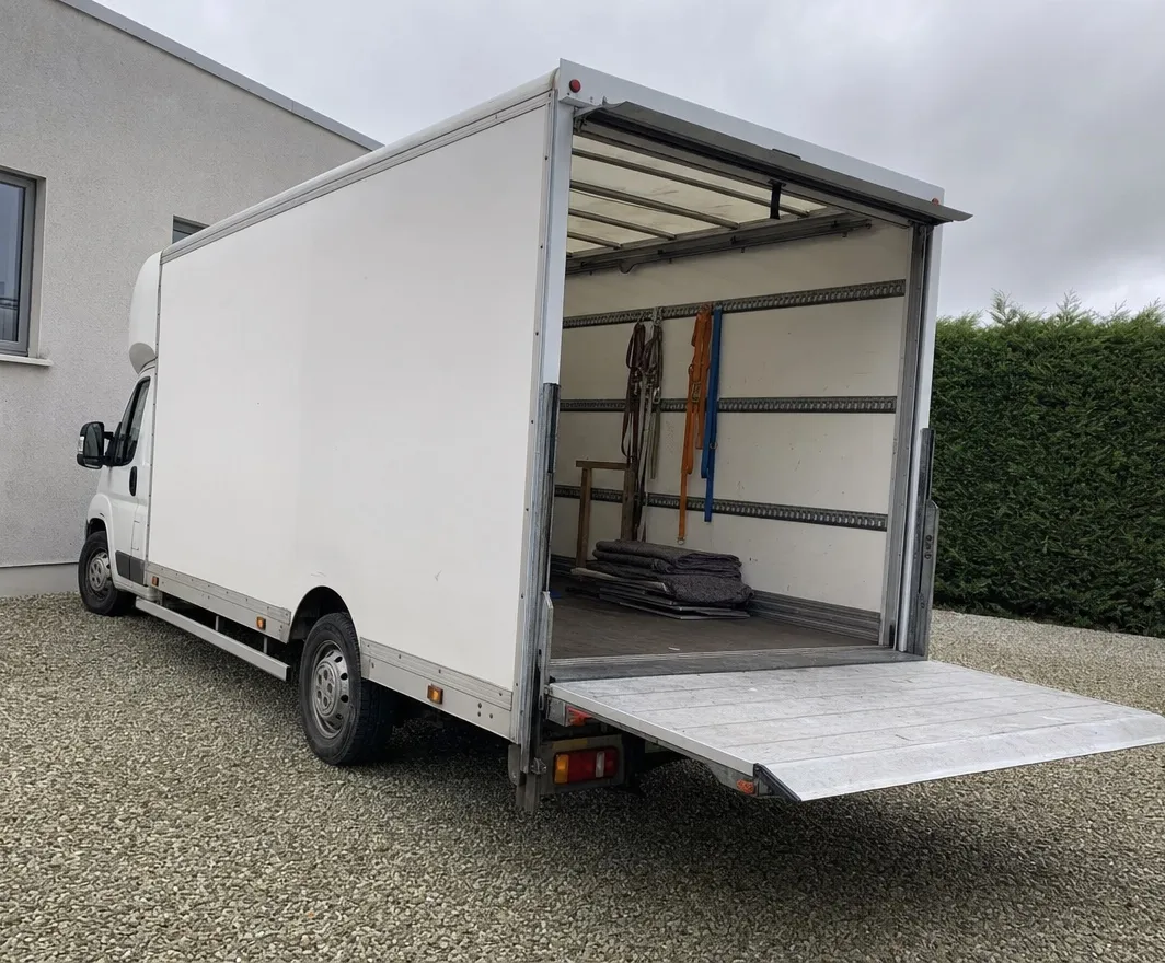 Das Team von Räumung365 vor dem Firmentransporter