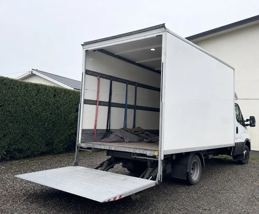 Räumungsteam von Räumung365 vor dem Firmentransporter
