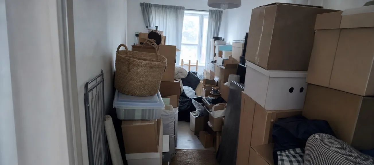 Stark zugestellter Raum vor der Räumung
