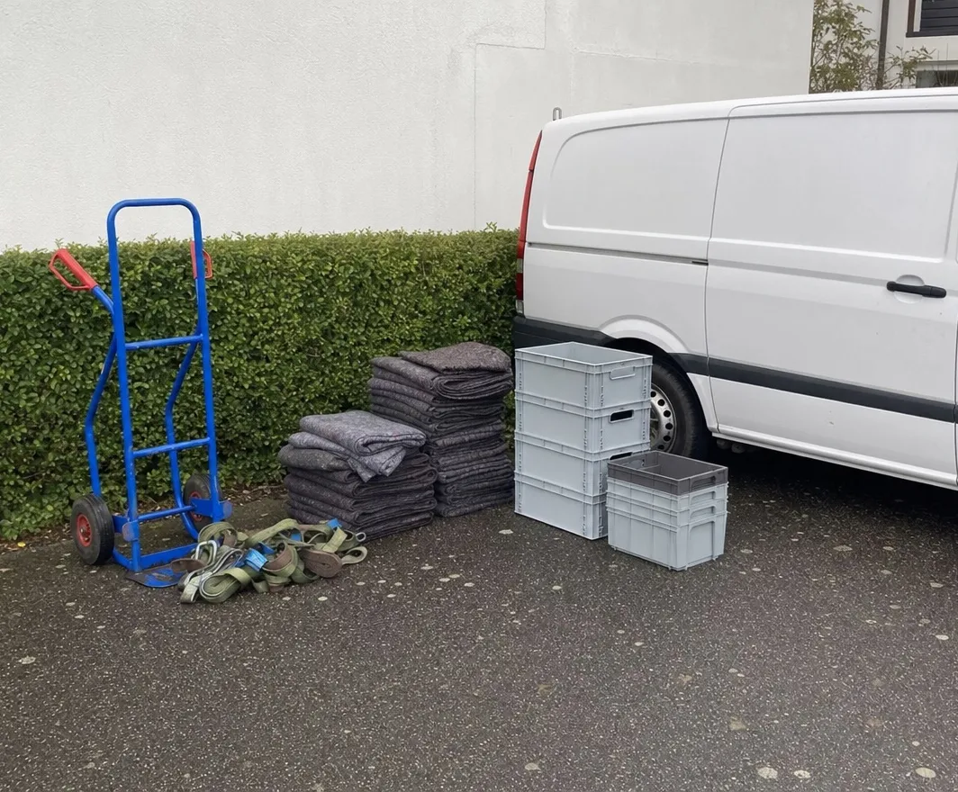 Mitarbeiter von Räumung365 im Gespräch vor dem Firmentransporter