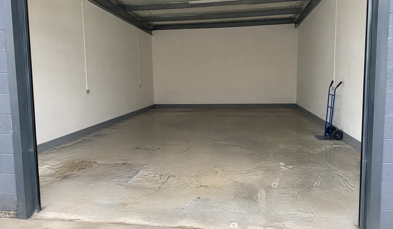 Geräumte Verkaufs- und Lagerfläche in Linz