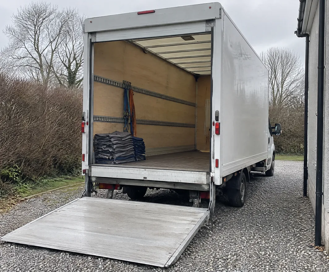 Firmentransporter von Räumung365 mit offener Ladeklappe, Transportdecken und Zurrgurten