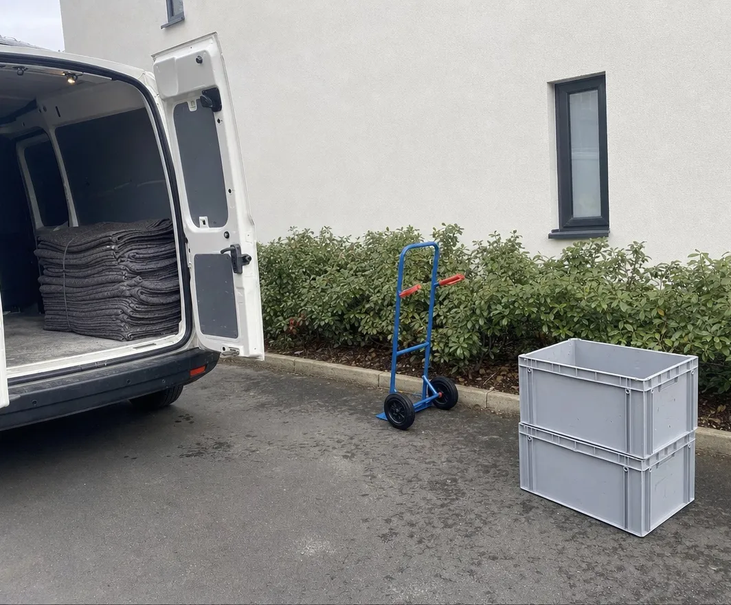 Firmentransporter von Räumung365 mit offener Ladeklappe, Decken und Sackkarre